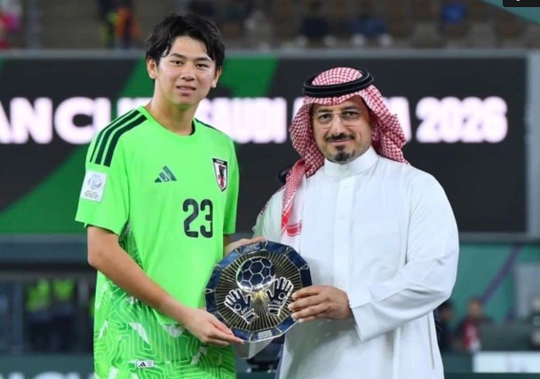 hlv-u23-trung-quoc-li-hao-hut-giai-thu-mon-xuat-sac-la-qua-bat-cong