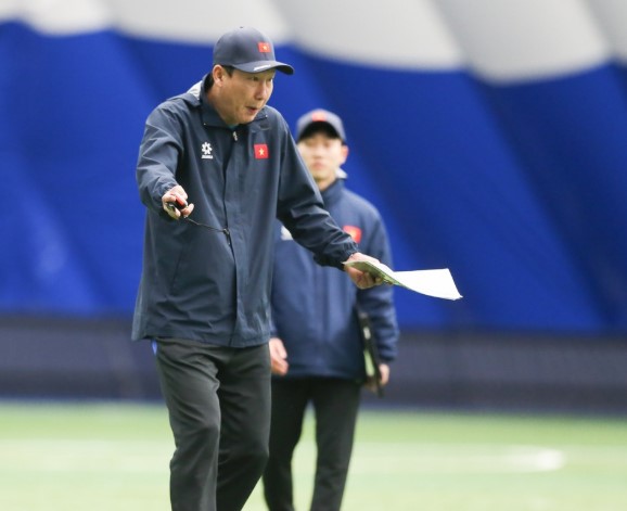 hlv-kim-sang-sik-dau-dau-voi-bai-toan-nhan-su-o-dt-viet-nam-hlv-kim-sang-sik-nhan-tin-khong-vui-khi-trung-ve-bui-tien-dung-xac-nhan-dinh-chan-thuong-dau-goi-va-phai-tam-xa-san-co-trong-thoi-gian-toi